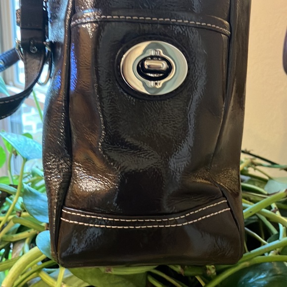 Coach Dark chocolate patent leather shoulder bag. Z25842 - Picture 6 of 13